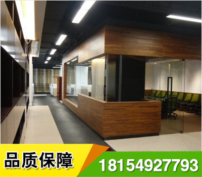 商用場所地板款裝飾性與實用性俱佳的片材地板,逼真的花色生動再現(xiàn)地毯紋,可為辦公室,公共設施等場所營造舒適*的裝飾空間 將多種天然材質真實再現(xiàn),演繹出高貴典雅的室內氣氛